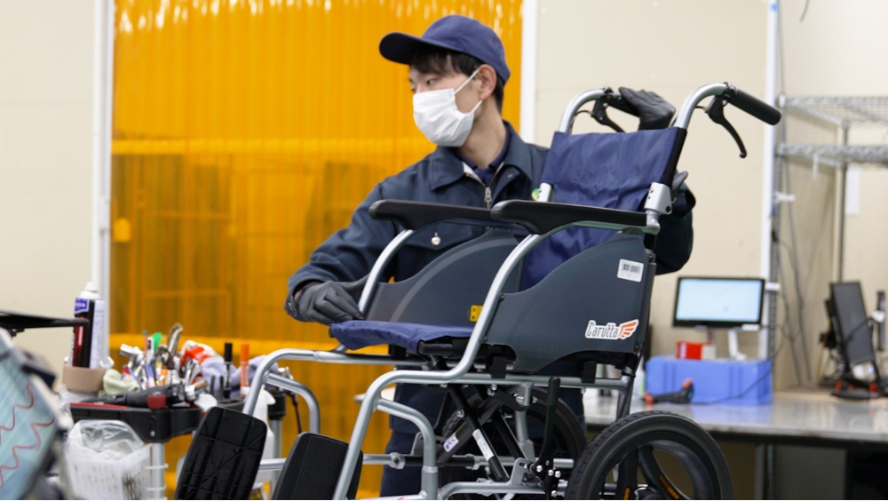 車椅子を整備する様子